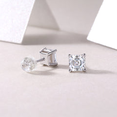 Unrestrained - A Fashionable And Luxurious Diamond Jewelry Piece Set With Square Moissanite S925 Sterling Silver And Platinum-plated Pendant