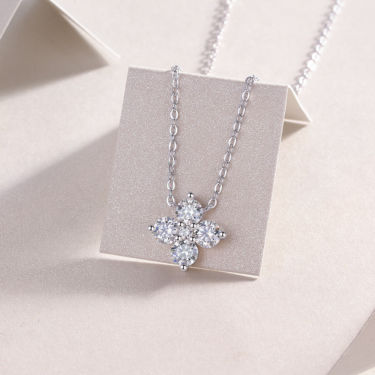 Lucky Four-leaf Clover - A Fashionable And Luxurious Diamond Jewelry Pendant Set With Moissanite S925 Sterling Silver And Platinum Plating