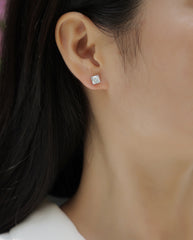 Unrestrained - A Fashionable And Luxurious Diamond Jewelry Piece Set With Square Moissanite S925 Sterling Silver And Platinum-plated Pendant