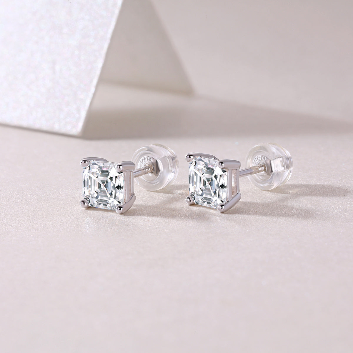 Unrestrained - A Fashionable And Luxurious Diamond Jewelry Piece Set With Square Moissanite S925 Sterling Silver And Platinum-plated Pendant