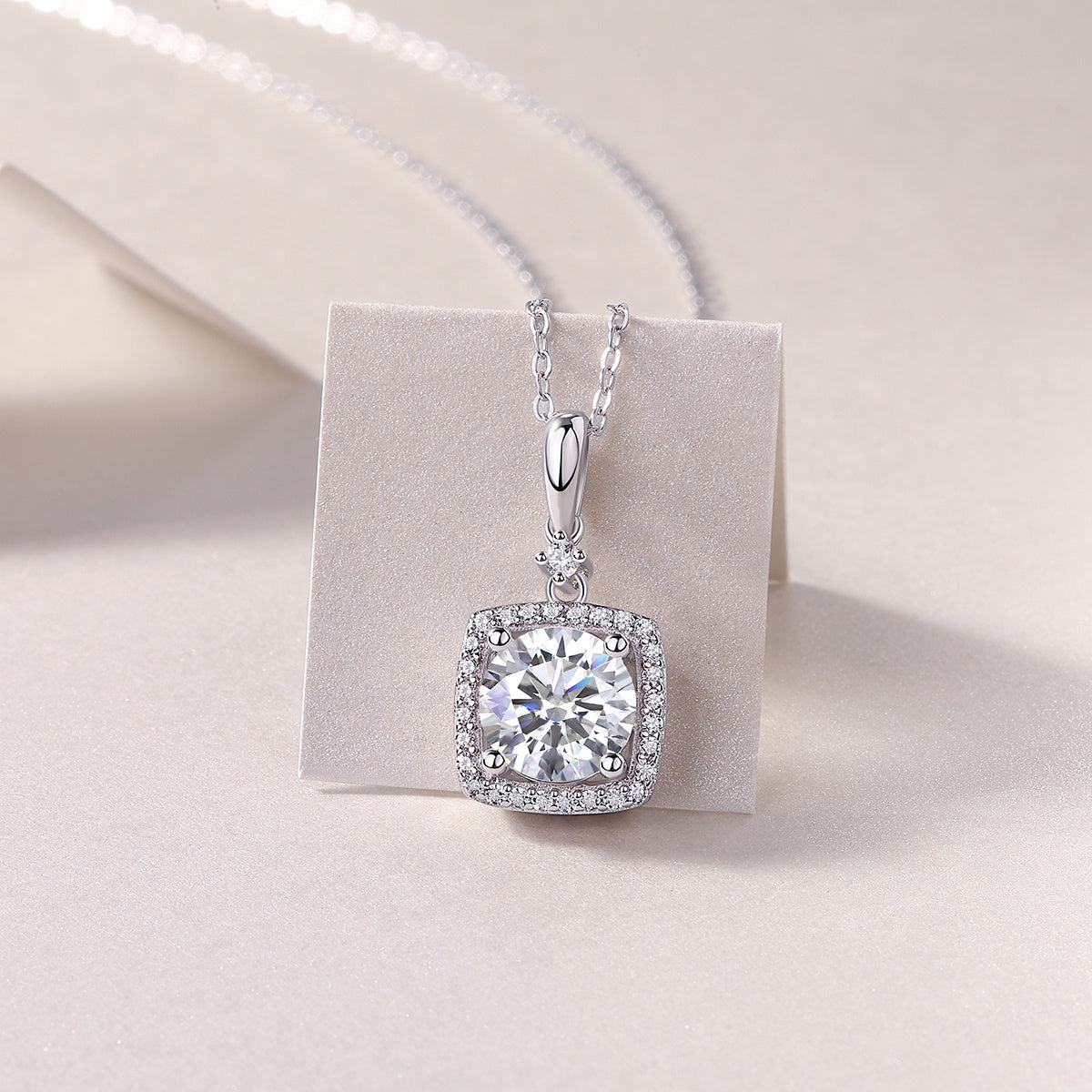 Innocence - A Fashionable And Luxurious Diamond Jewelry Piece Set With 2-carat Moissanite S925 Sterling Silver And Platinum-plated Pendant